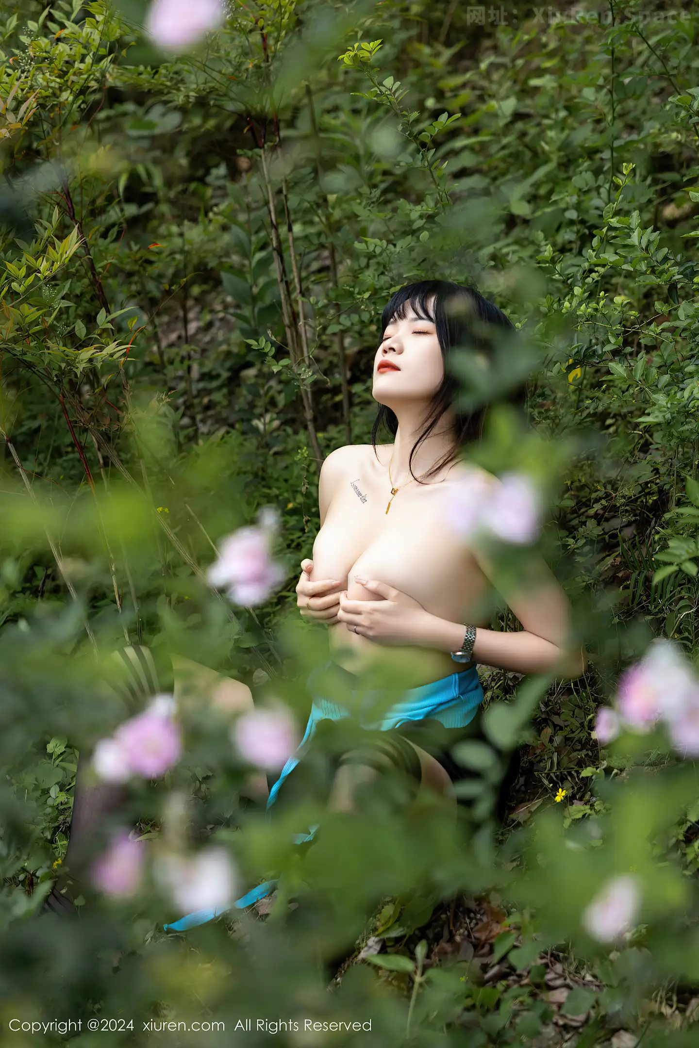 图片[6]-[XiuRen秀人网]VOL.8586 模特唐安诺户外性感黑色百褶裙配黑色丝袜秀曼妙身姿迷人写真81P-秀人网官方网站